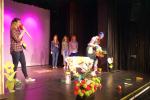 1) Studenci na scenie Teatru Lalki i Aktora 